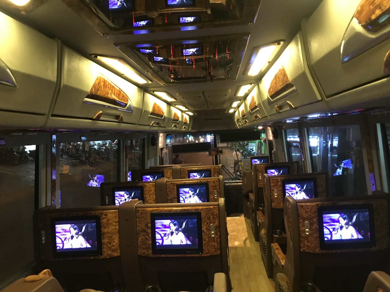Thuê Xe Limousine 18 Chỗ Giá Rẻ – Trải Nghiệm Đẳng Cấp Cùng Dịch Vụ Cho Thuê Xe Huy Đạt